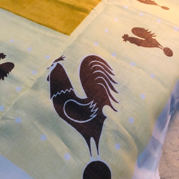 ❌SOLD❌Vintage Linen Gold Tablecloth Roosters - Picture 3 of 4